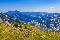 東鉢山七曲りから磐梯山と桧原湖 [YKA110023237]