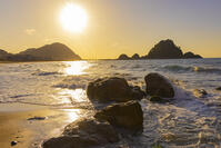 由良海岸の白山島夕景 [YKA110023261]