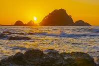 由良海岸の白山島夕景 [YKA110023262]