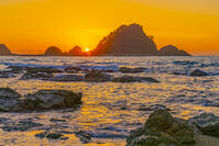 由良海岸の白山島夕景 [YKA110023264]