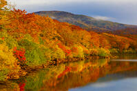 須川湖と栗駒山 [YKA110023267]