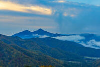 朝の東鉢山七曲りから磐梯山と桧原湖 [YKA110023285]