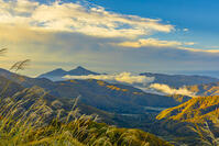 朝の東鉢山七曲りから磐梯山と桧原湖 [YKA110023286]
