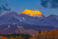 いもり池から朝の妙高山 [YKA110023387]