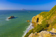 伊良湖岬から神島を望む [YKA110023415]