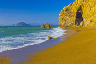 伊良湖岬から神島を望む [YKA110023416]