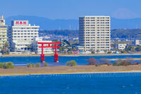 今切の丘から浜名湖の赤鳥居と富士山 [YKA110023424]