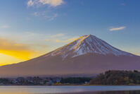 河口湖から朝の富士山 [YKA110023444]