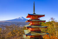 新倉山浅間公園の忠霊塔と富士山 [YKA110023445]