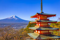 新倉山浅間公園の忠霊塔と富士山 [YKA110023446]