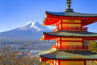 新倉山浅間公園の忠霊塔と富士山 [YKA110023447]