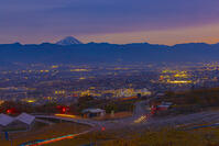 夜の笛吹川フルーツ公園から富士山 [YKA110023453]