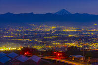 夜の笛吹川フルーツ公園から富士山 [YKA110023454]