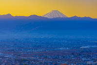 笛吹川フルーツ公園から朝の富士山 [YKA110023455]