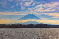 精進湖から富士山 [YKA110023458]