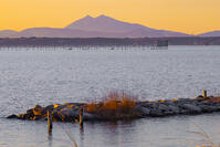 霞ヶ浦から筑波山夕景 [YKA110023462]