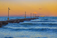 朝の岡本桟橋と富士山 [YKA110023464]