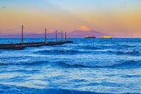 朝の岡本桟橋と富士山 [YKA110023465]