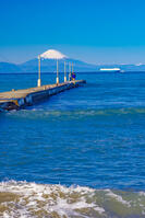 岡本桟橋と富士山 [YKA110023468]