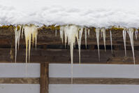 大内宿の茅葺き屋根の氷柱 [YKA110023512]