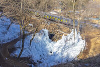あしがくぼの氷柱と西武鉄道特急ラビュー [YKA110023522]