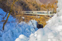 あしがくぼの氷柱と西武鉄道 [YKA110023524]