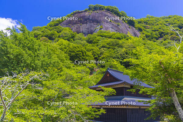 岩殿山ふれあいの館と岩殿山 [YKA110023035]