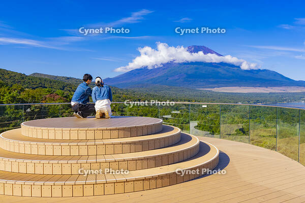 パノラマ台から山中湖と富士山 [YKA110023196]