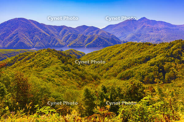 磐梯吾妻レークラインから秋元湖と磐梯山 [YKA110023235]