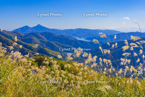 東鉢山七曲りから磐梯山と桧原湖 [YKA110023237]
