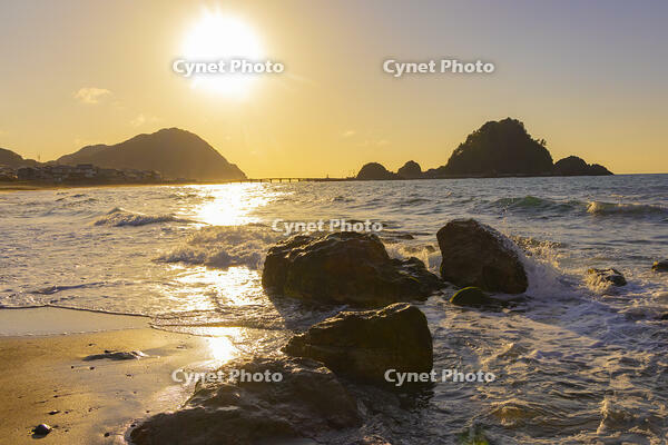 由良海岸の白山島夕景 [YKA110023261]