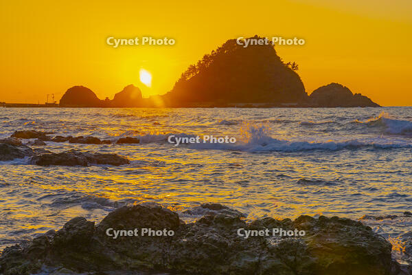 由良海岸の白山島夕景 [YKA110023262]