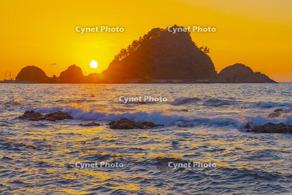 由良海岸の白山島夕景 [YKA110023263]