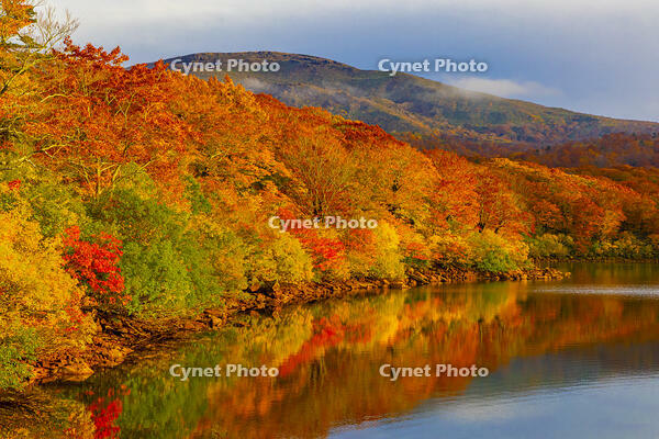 須川湖と栗駒山 [YKA110023267]