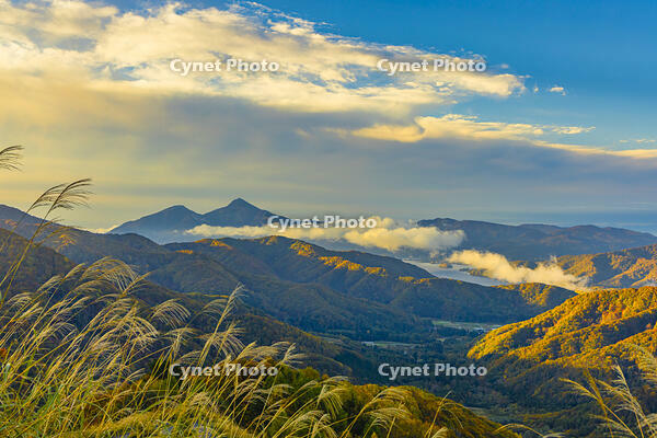 朝の東鉢山七曲りから磐梯山と桧原湖 [YKA110023286]