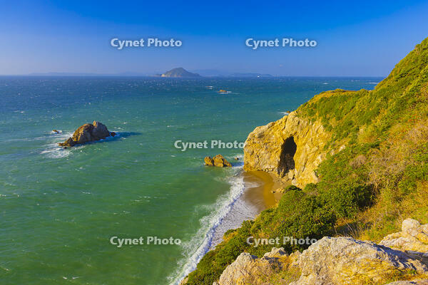 伊良湖岬から神島を望む [YKA110023415]