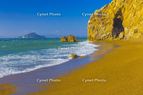 伊良湖岬から神島を望む [YKA110023416]