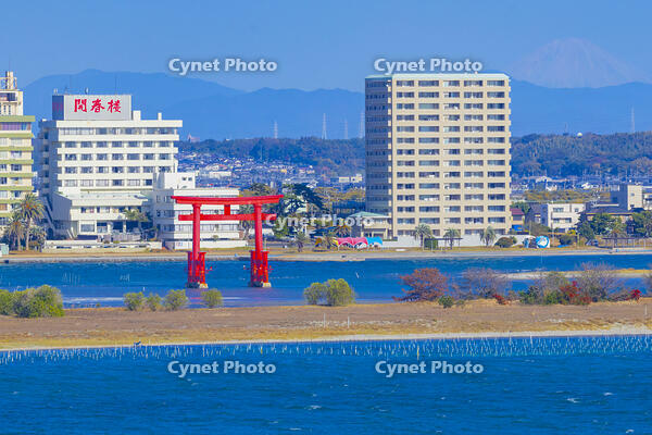 今切の丘から浜名湖の赤鳥居と富士山 [YKA110023424]