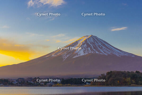 河口湖から朝の富士山 [YKA110023444]