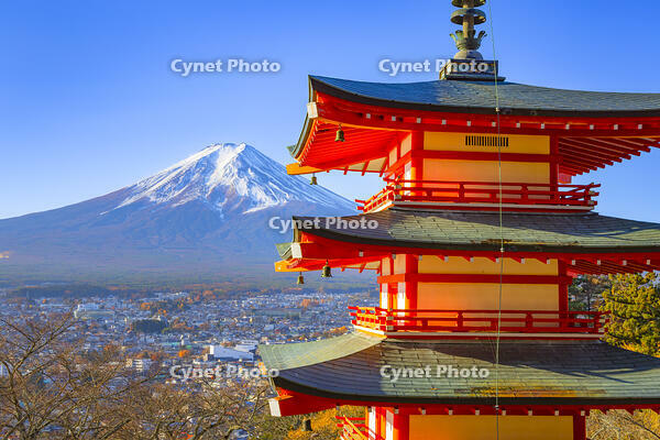 新倉山浅間公園の忠霊塔と富士山 [YKA110023447]