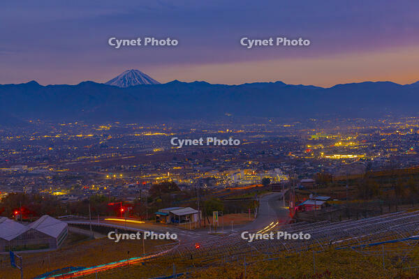 夜の笛吹川フルーツ公園から富士山 [YKA110023453]