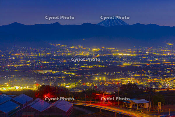 夜の笛吹川フルーツ公園から富士山 [YKA110023454]