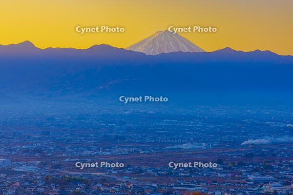 笛吹川フルーツ公園から朝の富士山 [YKA110023455]
