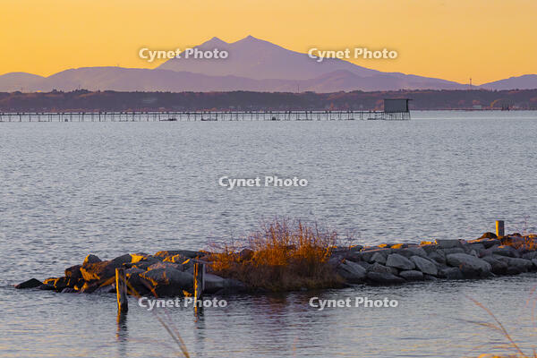 霞ヶ浦から筑波山夕景 [YKA110023462]