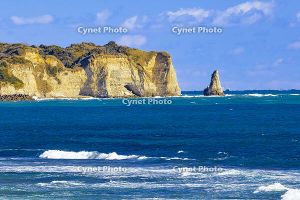 部原海岸から大波月海岸を望む [YKA110023469]