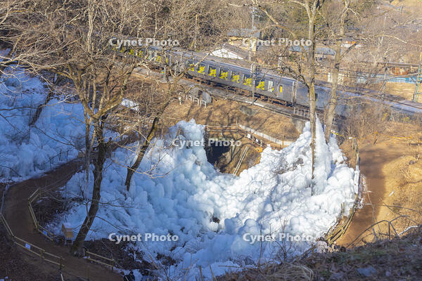 あしがくぼの氷柱と西武鉄道特急ラビュー [YKA110023522]