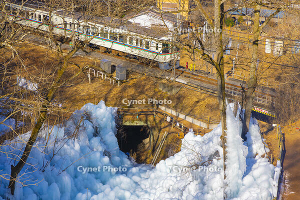 あしがくぼの氷柱と西武鉄道 [YKA110023523]