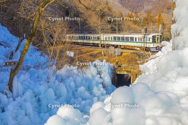 あしがくぼの氷柱と西武鉄道 [YKA110023524]