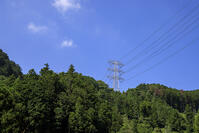 山奥に立つ高圧送電鉄塔 [XEL110002508]