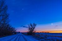 Three-Planet Line-Up in Evening Twilight [UIG110170926]